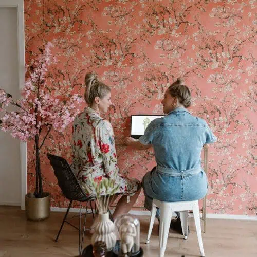 Een zwangere vrouw loopt samen met de specialist het ontwerp van haar zwangerschapsbeeldje na en past details aan.