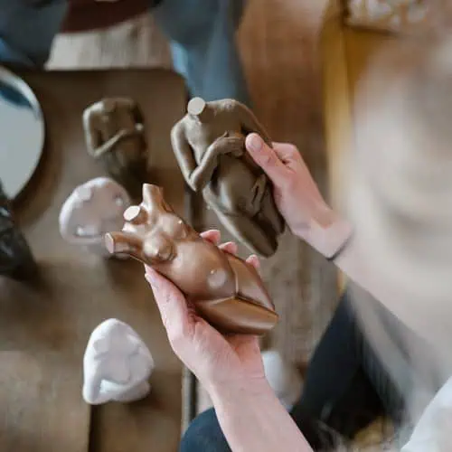 Een close-up van verschillende zwangerschapsbeeldjes in diverse materialen, kleuren en formaten in de studio