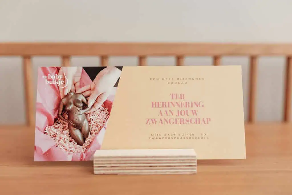 Cadeaukaart van Mijn Baby Buikje met de tekst ‘Ter herinnering aan jouw zwangerschap’, gepresenteerd in een houten kaarthouder.