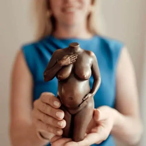 Leonie, oprichter van Mijn Baby Buikje, houdt een handgemaakt 3D zwangerschapsbeeldje vast