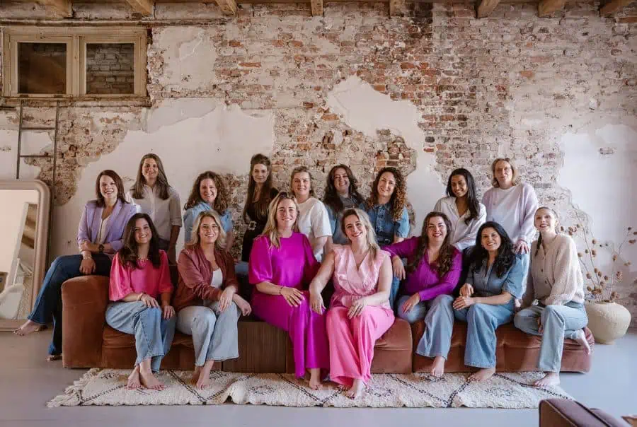 Teamfoto van het vrouwelijke team van Mijn Baby Buikje, specialisten in het maken van 3D zwangerschapsbeeldjes in Nederland